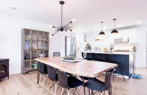 Bluewater Cottage | Lakeside Luxury: *King Bed, Gas Fireplace*