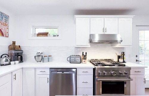 Bluewater Cottage | Lakeside Luxury: *King Bed, Gas Fireplace*