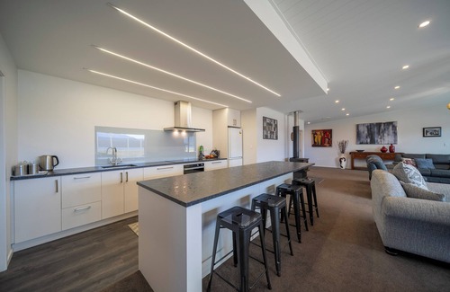 Te Anau House | Lakeside Luxury – Spacious 4BR Retreat Across from the Lake with Stunning Views