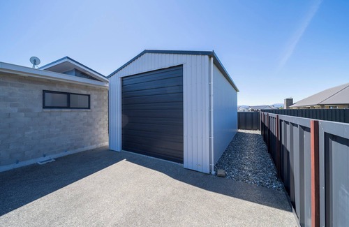 Te Anau House | Lakeside Luxury – Spacious 4BR Retreat Across from the Lake with Stunning Views
