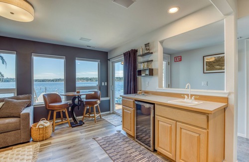 Lake Stevens House | Lakeside Oasis~ 3-level home ON the lake!