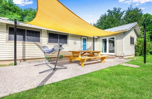 McQueeney House | Lakeside Oasis ~ Pet Friendly ~ Pool Table ~ Sleeps 7 ~ Mcqueeney Texas