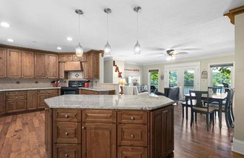 Linn Creek House | Lakeside Oasis - Room for 12