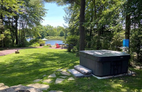 Pocono Pines House | LAKESIDE ON LAKE NAOMI - boats, hot tub, sandy beach, dock. Dogs OK
