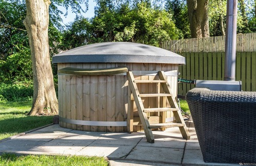 Ewijk Villa | Lakeside Paradise: Cozy Cottage with Hot Tub