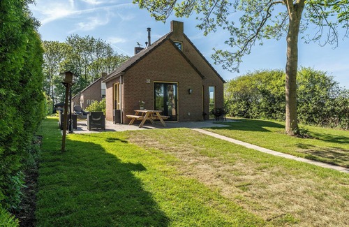 Ewijk Villa | Lakeside Paradise: Cozy Cottage with Hot Tub