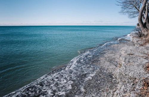 Wellington House | Lakeside PEC: Beautiful Waterfront & Patio