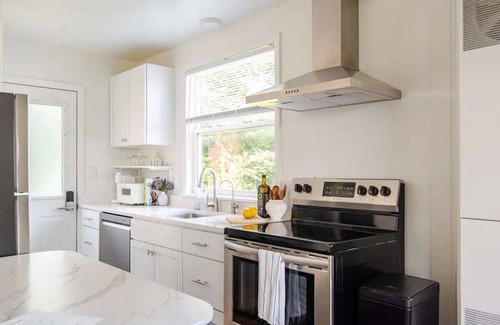 Hartland House | Lakeside Retreat ~ Cozy Cottage with Firepit ~
