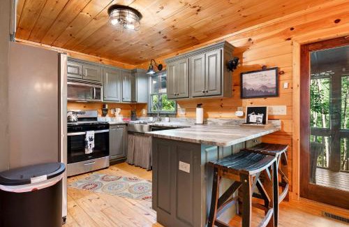 Walnut Mountain House | Lakeside Retreat Hot Tub Fishing Hiking