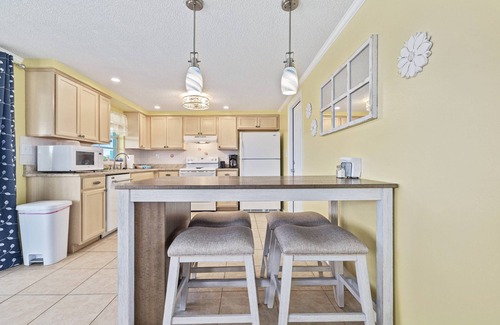 Tahitian Development House | Lakeside Retreat! Kayaks, Firepit, BBQ, WiFi & More – Near Beaches, Fishing & Outdoor Adventures!