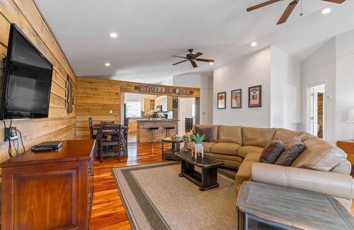 Mount Juliet House | LAKESIDE RETREAT NEAR DOWNTOWN NASHVILLE