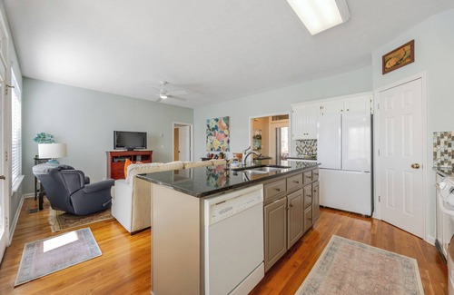 Aiken Cottage | Lakeside Retreat - Tranquil Escape Minutes from Aiken, Augusta & Stable View.