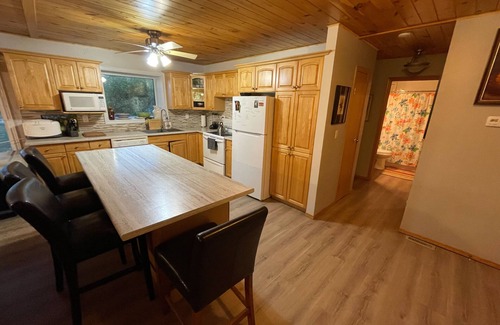 Saint Laurent House | Lakeside Retreat w/panoramic lake views, swim spa & Yoga/Meditation/Art studio