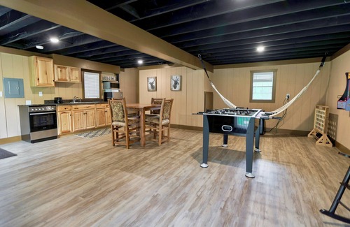 Broadalbin House | Lakeside Retreat with Guest Cottage on 5+ Acres