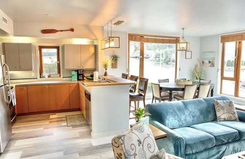 Chelan Condo | Lakeside Sandy Feet Retreat