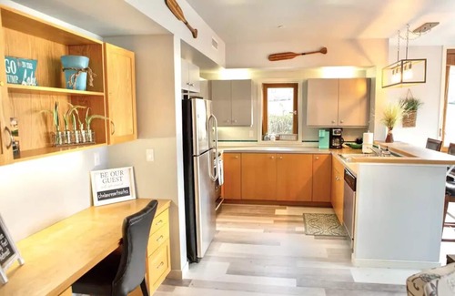 Chelan Condo | Lakeside Sandy Feet Retreat