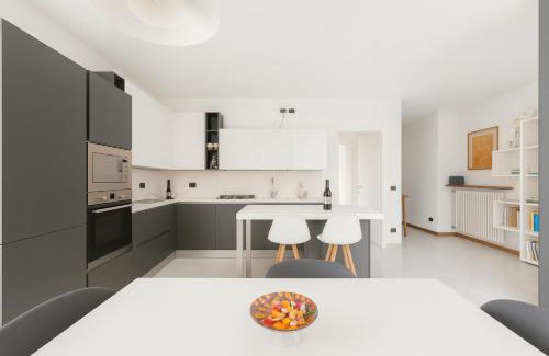 Paratico Apartment | LAKESIDE SERENITY ESCAPE - Free Wi-Fi and Private Parking Included