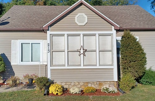 Ina House | Lakeside Shady Rest Home Away from Home blocks from Rend Lake and I57/I64