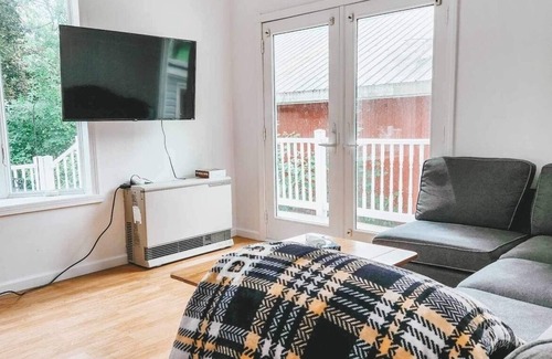 Alburg Cottage | Lakeside Sunrise Cottage with hot tub