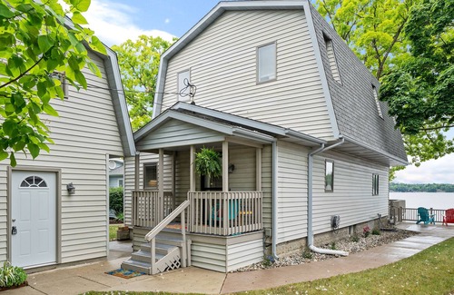 Hamilton House | Lakeside Sunrise Retreat