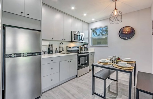 Hallandale Beach Apartment | Lakeside View: Trendy design & Near Beach
