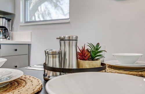Hallandale Beach Apartment | Lakeside View: Trendy design & Near Beach