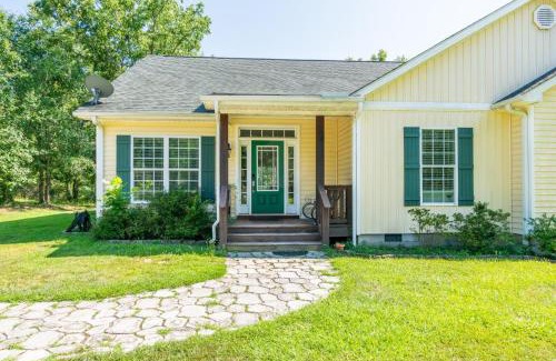 Harlem House | Lakeside Villa Retreat 5-Bedroom Oasis with 6 TVs 3-Acres of Waterfront Fishing & Canoe Adventures
