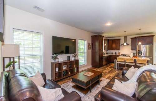 Harlem House | Lakeside Villa Retreat 5-Bedroom Oasis with 6 TVs 3-Acres of Waterfront Fishing & Canoe Adventures