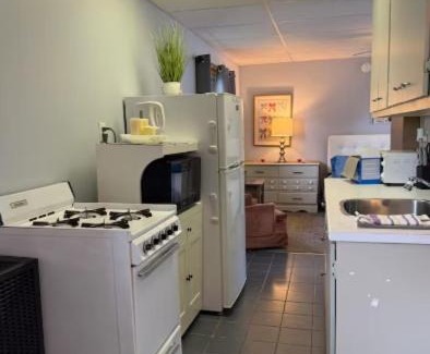 Romney Hotel | Lakeside Village Park Motel