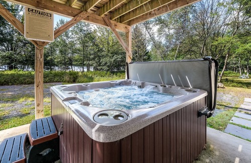 Briar Crest Woods House | "Lakestone" Lake View, Near Beach, Hot Tub, Grill
