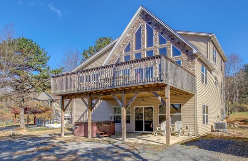 Briar Crest Woods House | "Lakestone" Lake View, Near Beach, Hot Tub, Grill