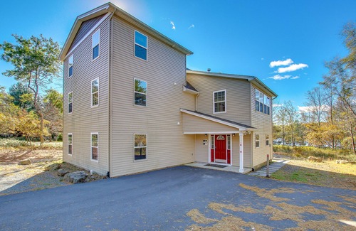 Briar Crest Woods House | "Lakestone" Lake View, Near Beach, Hot Tub, Grill