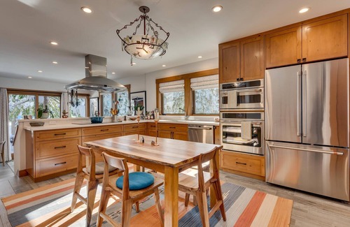 Tahoe Tavern House | Lakeview - 10 mins to Palisades Tahoe/Walk to Town!