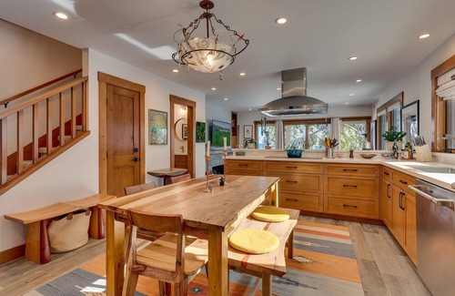 Tahoe Tavern House | Lakeview - 10 mins to Palisades Tahoe/Walk to Town!