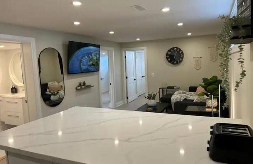 Lakeview Apartment | LakeView 2BR: Easy Access & Modern Comfort