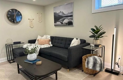 Lakeview Apartment | LakeView 2BR: Easy Access & Modern Comfort