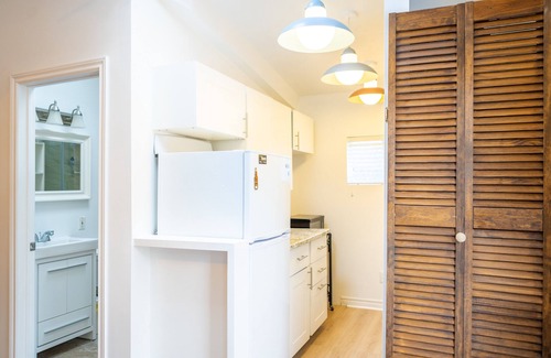 Jacksons Point Cottage | Lakeview 3-Story Family Cottage | 4BR Retreat in Georgina