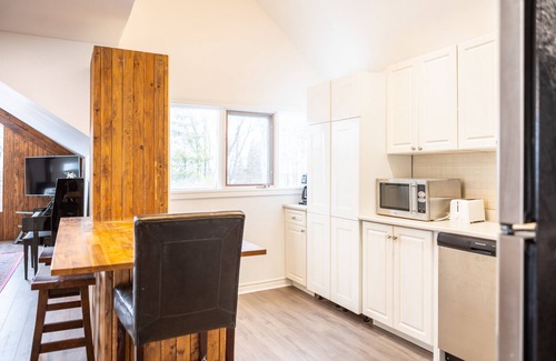 Jacksons Point Cottage | Lakeview 3-Story Family Cottage | 4BR Retreat in Georgina