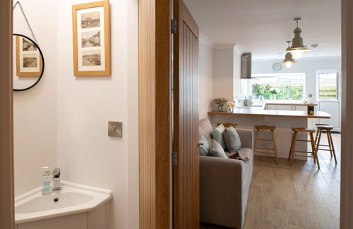 Rhosneigr House | Lakeview - A stylish holiday home for 7 guests in Rhosneigr