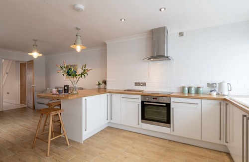 Rhosneigr House | Lakeview - A stylish holiday home for 7 guests in Rhosneigr