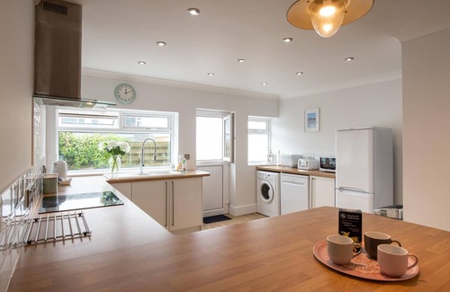 Rhosneigr House | Lakeview - A stylish holiday home for 7 guests in Rhosneigr