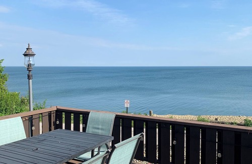 Ashtabula House | Lakeview Ashtabula, OH - 5 min to GOTL - Deck - King - Wineries - Lake Erie