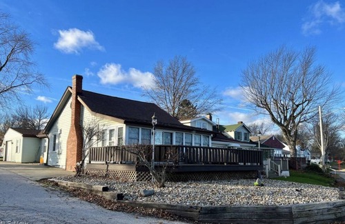 Ashtabula House | Lakeview Ashtabula, OH - 5 min to GOTL - Deck - King - Wineries - Lake Erie