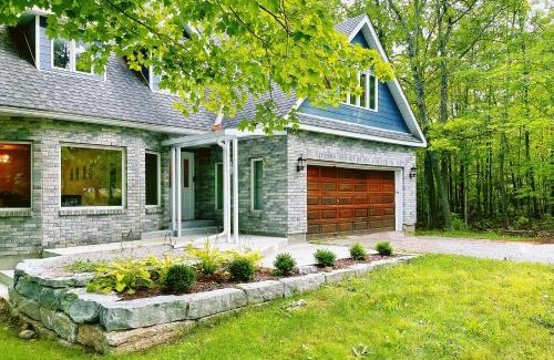 Bobcaygeon House | Lakeview Cottage with Private Jacuzzi