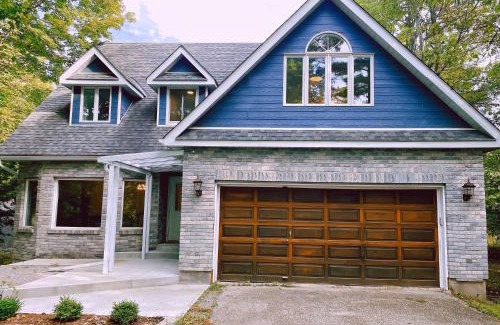 Bobcaygeon House | Lakeview Cottage with Private Jacuzzi