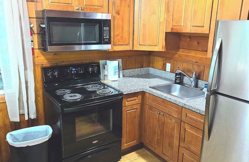 Cedar Ridge Cabin | Lakeview Country Cabin ~ Studio w/2 Queen Beds