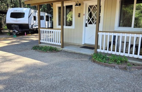 Cedar Ridge Cabin | Lakeview Country Cabin ~ Studio w/2 Queen Beds