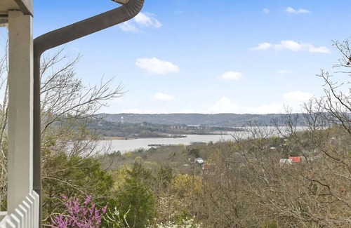 Hollister House | Lakeview Family Retreat | Near Branson & Big Cedar