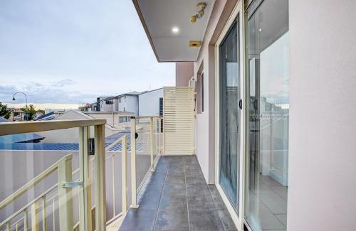 Gungahlin House | Lakeview Family Retreat Canberra Cozy Townhouse