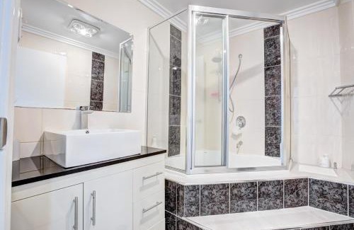 Gungahlin House | Lakeview Family Retreat Canberra Cozy Townhouse